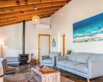 Lens Lodge - Spacious beach Home - Guilderton - Living room