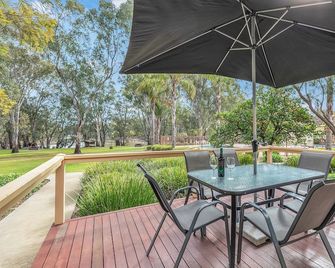 Moama Riverfront Escape: Pool, Fun + Space for Everyone! - Moama - Binnenhof