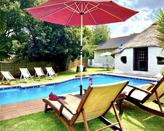Adorable En-suite Room - Randfontein - Pool
