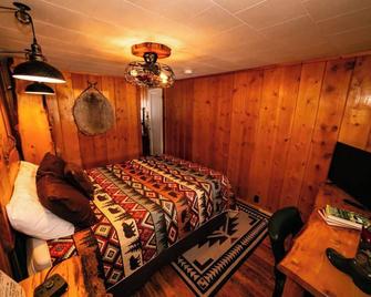 Relax by the River Hot Tub, Queen Bed, Parking, Mountain Views & Pet Friendly - Dubois - Спальня