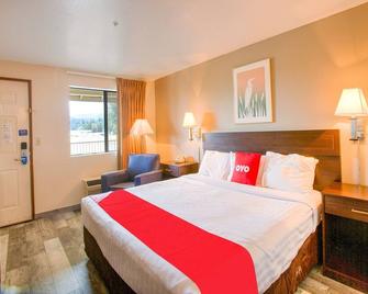 OYO Woodland Hotel And Suites - Woodland - Bedroom