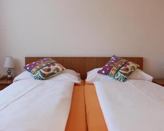 Hotel Zur Au - Dallikon - Bedroom