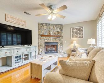 Navarre Home with Palm Tree Views about 4 Mi to Beach! - Navarre - Living room