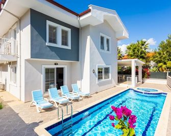 Villa Capital - Five Bedroom Villa, Sleeps 10 - Dalyan (Mugla) - Pool