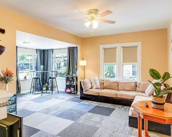 19 Mi to Disney World Bright Haines City Getaway! - Haines City - Living room