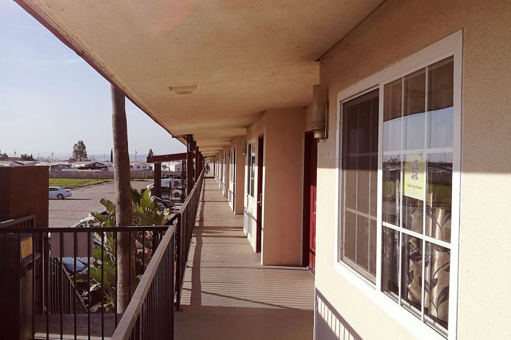 La Plaza Inn - Los Banos - Balcony