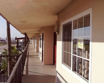 La Plaza Inn - Los Banos - Balcony