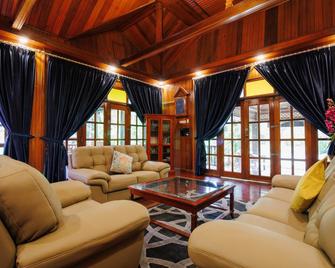 Sugeh Hill Exclusive Eco Resort - Bentong - Wohnzimmer