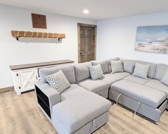 Lakefront, Private Beach, Garage Bar, Near Wi Dells, King Beds, Sleeps 16, Near Ski Hills - New Lisbon - Sala de estar