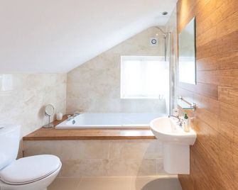 Grand 5BR Home in Market Harborough with Parking - Market Harborough