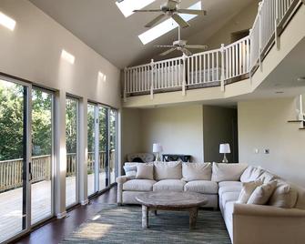 Stunning Hudson Valley Retreat: Huge deck with views, 90min from NYC - Wallkill - Sala