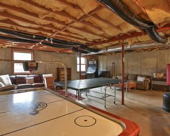 Entire Log Cabin Vacation Rental 4 Bedroom Contact Us For Availability - Waterford - Comedor