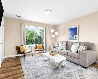 New! Comfy & Cozy Private Flat in Roseville - Roseville - Living room