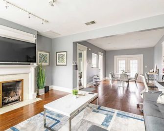 2 Bedroom - Oak Lawn House by Uptown/Downtown - 達拉斯 - 客廳