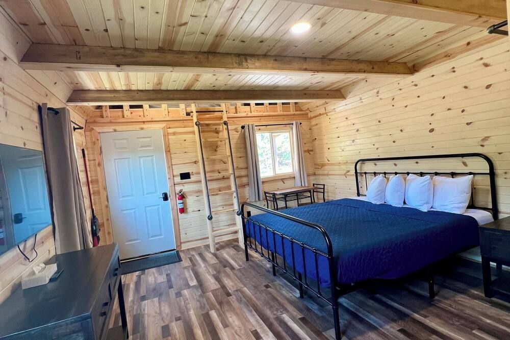 Pine Haven Lodging - Rockerville - Bedroom
