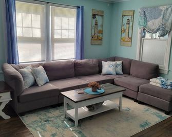 Single Family Beach Home steps away from the beautiful Sylvan Beach - Sylvan Beach - Sala de estar