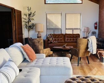 Stunning views from your private & cozy mountain home. - Mariposa - Salon