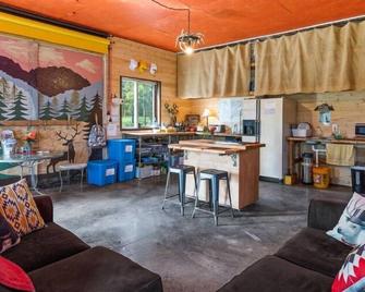 The Shed w Garden Views, pet friendly, Hot Tub - Greenough - Living room