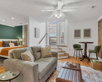 Perch Over Pistol Creek - Maryville - Living room