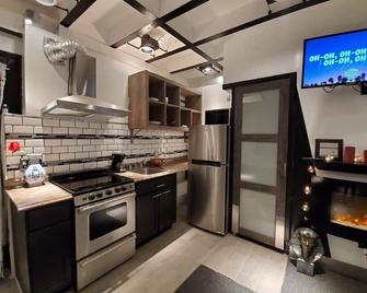 Modern Classic Suite in Downtown Camden - Camden - Kitchen