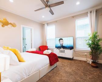 Spacious 4-bedroom house with, Gameroom, Backyard, WiFi, AC in fabulous Dallas - Dallas