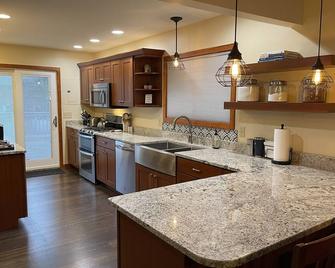 Welcome to Le Chalet in Grand Marais - walking distance to Lake Superior & more! - Grand Marais - Kitchen
