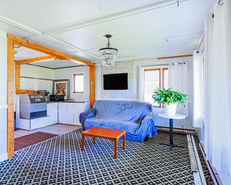 Country Hearth Inn & Suites By OYO Sturgis - Sturgis - Living room