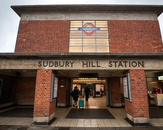 One double bed room serviced apartment - Next to Tube station London - Greenford - Building