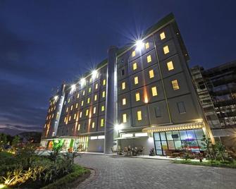 Pop! Hotel Airport Jakarta - Tangerang City - Building