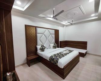 Hotel Royal Vrindavan - Alīgarh - Bedroom