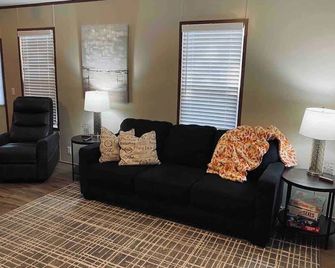 Comfortable 2 bed 1 bath house with Starlink. - Saint Johns - Living room