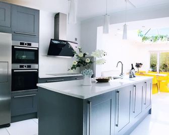 A double room in a beautiful house 0.7M from Twickenham stadium - Twickenham - Kitchen