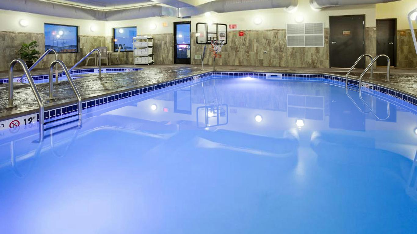 Grand Forks Lodge and Suites