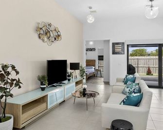Lowtide Five Bedroom 22 - Torquay - Salon