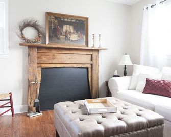 Unplugged Getaway w/ Stunning Mountain Views - Bedford - Living room