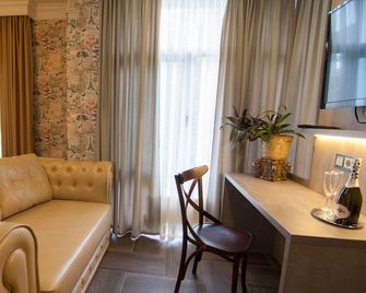 Komilfo Hotel - Kişinev - Oturma odası