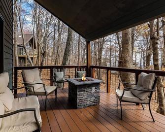 Family-favorite rental nestled in the woods at the top of the Wintergreen Resort - Nellysford - Balcony