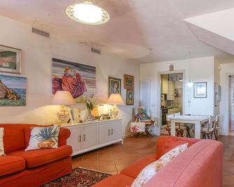 Amazing apartment in Casteldimezzo with 1 Bedrooms - Pesaro - Wohnzimmer