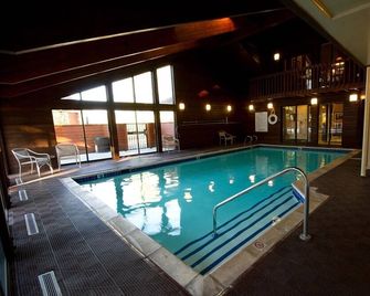 Christmas in Steamboat Springs! 1 Bedroom Full kitchen Ski shuttle. Sleeps 4 - Steamboat Springs - Pool