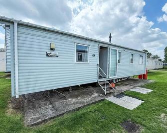 Lovely 8 Berth Caravan at Broadland Sand - Lowestoft - Будівля