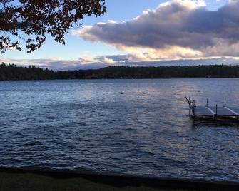 Charming cottage on the water, beautiful lawn, dog friendly, ideal for summer! - Naples