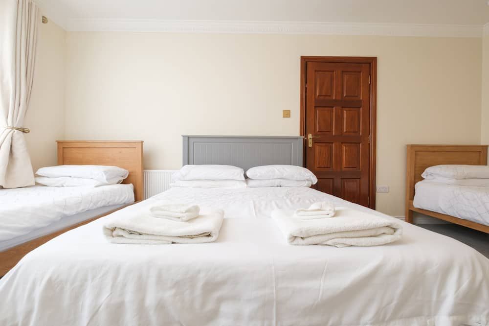 Four Seasons B&B - גולווי - חדר שינה