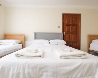 Four Seasons B&B - גולווי - חדר שינה