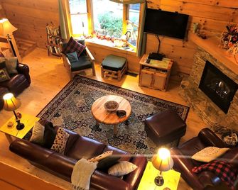 Luxury 4br Log Cabin, Private Mountain Acreage, Dog+biker Friendly, Hot Tub Wifi - Robbinsville - Living room