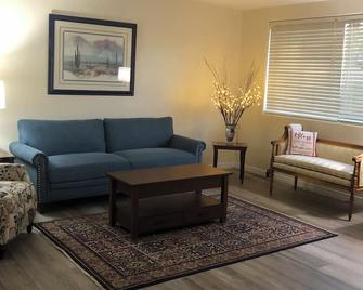 Charming 4-bedroom house with WiFi, AC in pleasant Sierra Vista - Sierra Vista - Living room