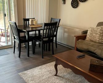 Studio condo - East Burke - Dining room