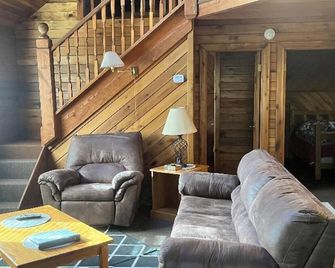 Country Cabin within minutes of the New River Gorge National Park & Preserve. - Lansing - Living room
