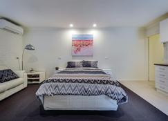 Allambi Holiday Apartments - Lakes Entrance - Bedroom