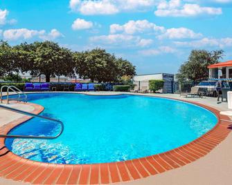 Days Inn by Wyndham South Fort Worth - Fort Worth - Pool