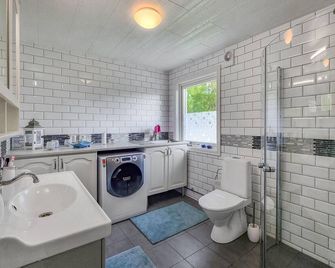 Nice Home In Norra Kedum With Wifi - Lidköping - Bathroom